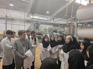بازدید جمعی از دانشجویان دانشکده دامپزشکی از مجتمع کشت و صنعت روژین تاک